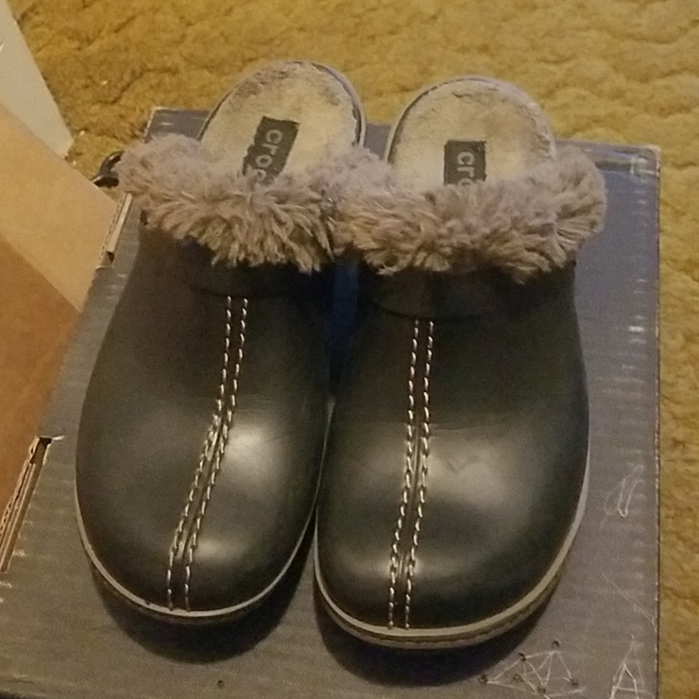 Adorable size 7 Crocs leather clogs with fur trim